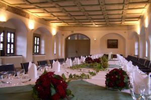 Grüner Saal - Hochzeitstafel mit 20 Tischen und 40 Stühlen